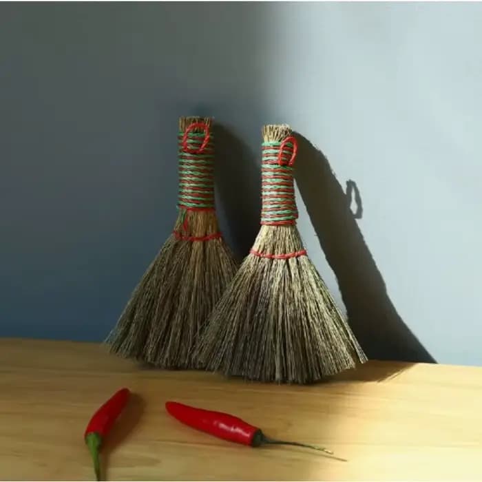 Balai de bureau tissé en paille