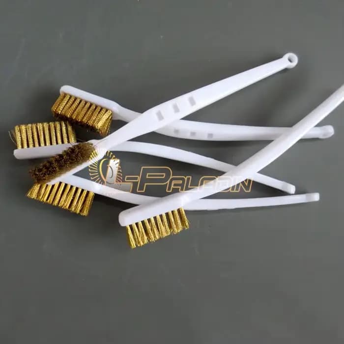 Brosse métallique en laiton pour enlever la peinture