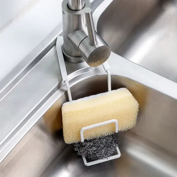 Le support à éponge pour évier est utilisé pour accrocher des supports de robinet de cuisine