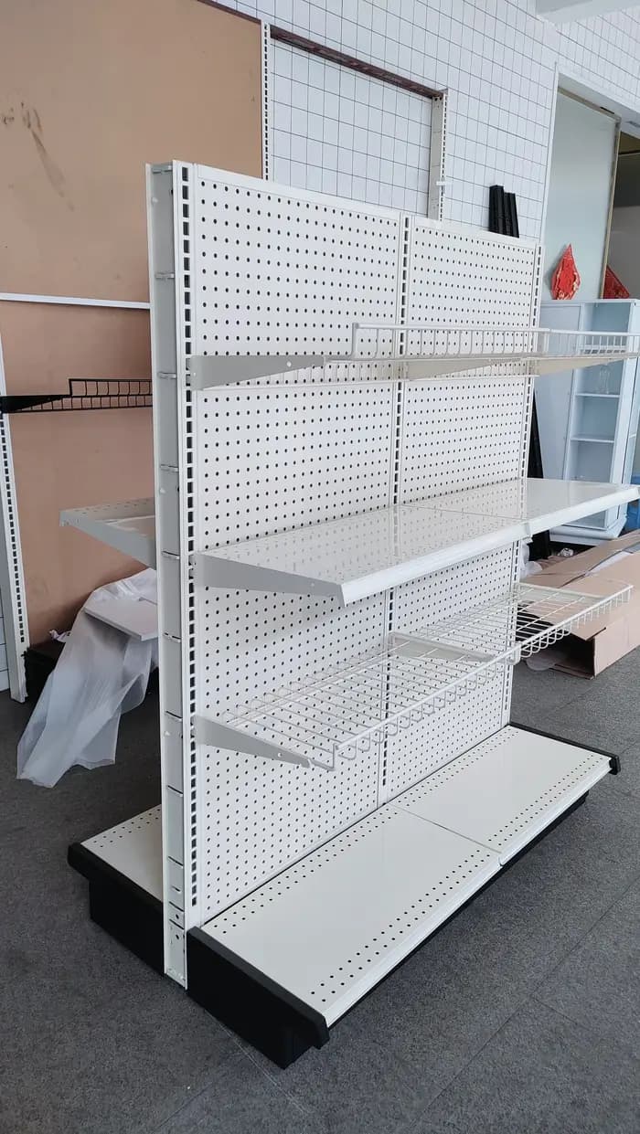 Présentoir double face pour panier suspendu en forme de L avec 3 étagères