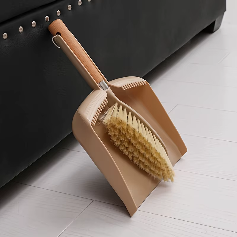 Un ensemble de pelle à poussière et de balai à manche en bois - idéal pour nettoyer les canapés