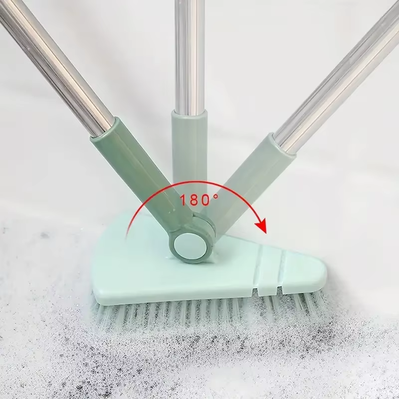 Une brosse de sol triangulaire à poils durs à long manche, brosse de nettoyage des espaces des carreaux de salle de bain