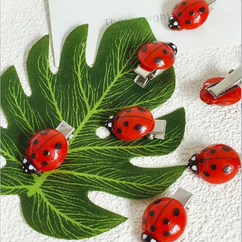 Pinces à cheveux coccinelle simulées frappantes, 10 pièces, accessoires inhabituels d'inspiration animale pour la décoration des cheveux.
