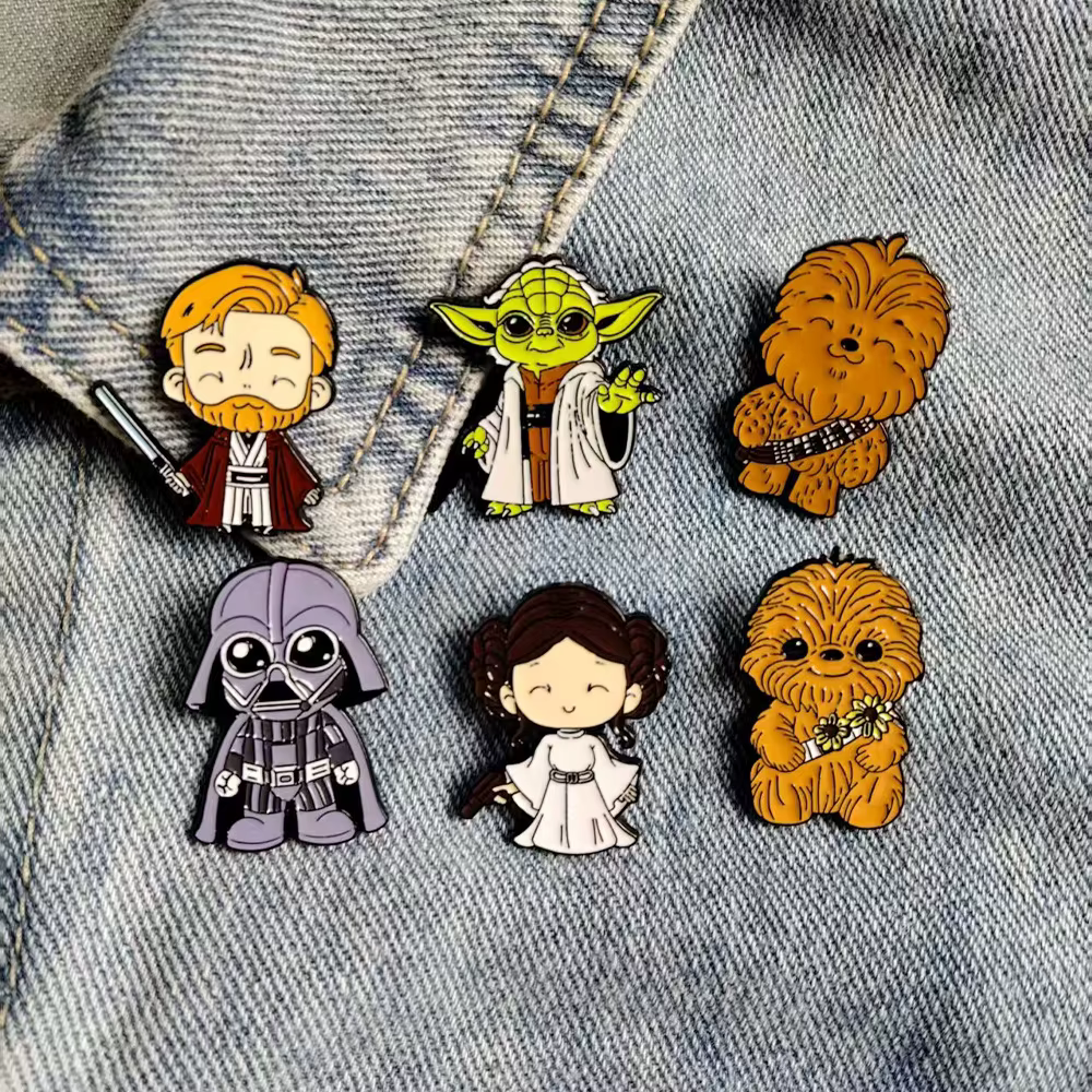 Badge en métal Star Wars mignon de Darth Vader et du Maître Yoda, accessoire de broche classique inspiré des films de science-fiction européens et américains