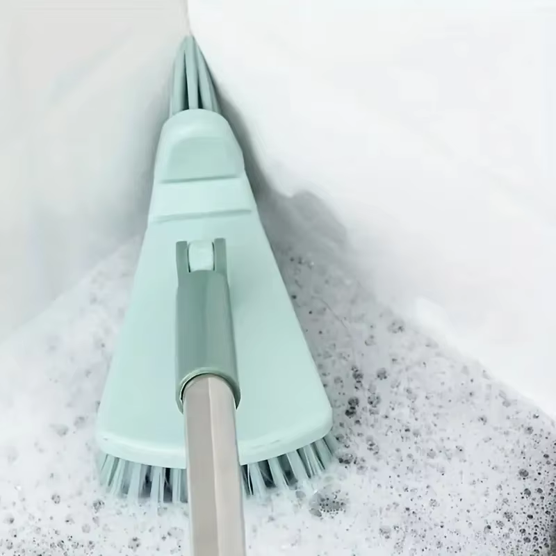 Une brosse de sol triangulaire à poils durs à long manche, brosse de nettoyage des espaces des carreaux de salle de bain