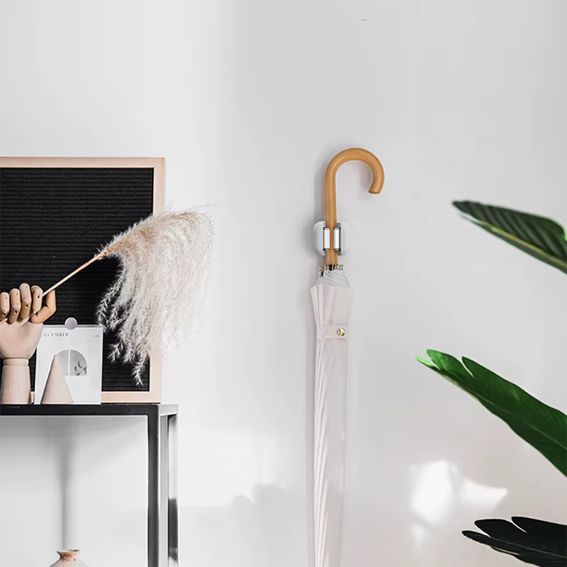 Crochet mural pour balai et brosse