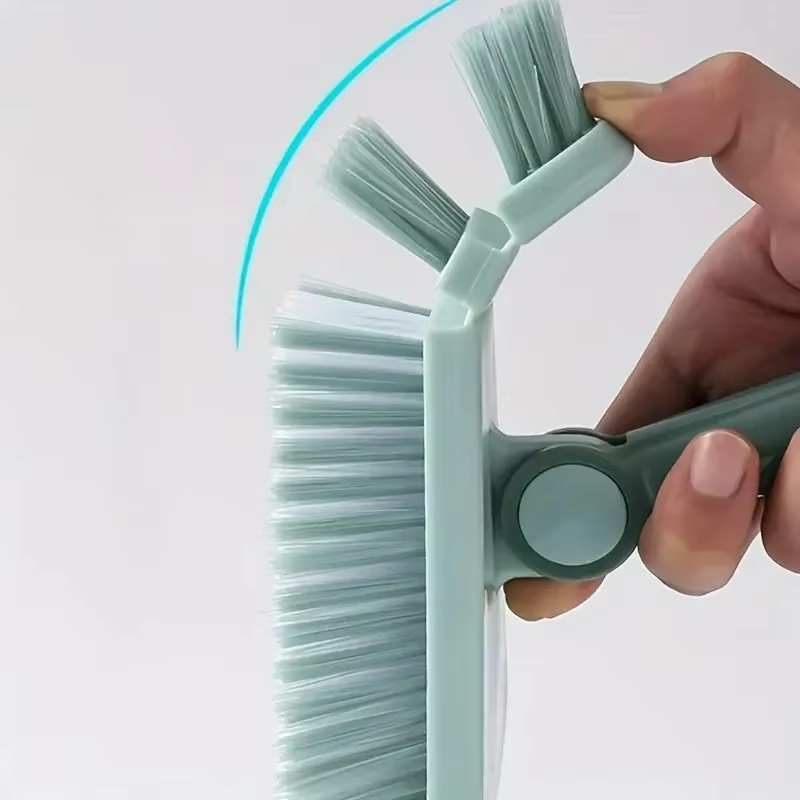 Une brosse de sol triangulaire à poils durs à long manche, brosse de nettoyage des espaces des carreaux de salle de bain